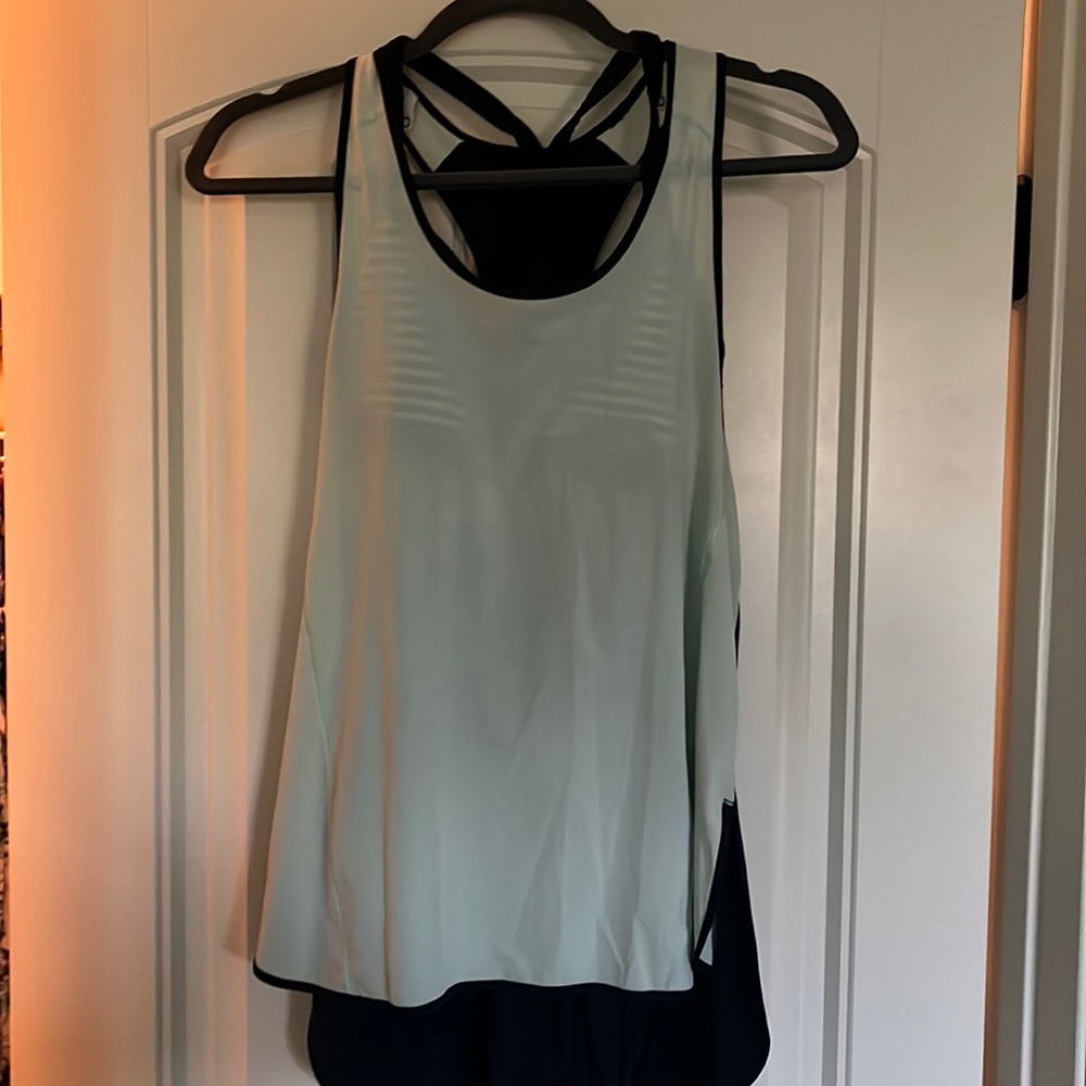 Lululemon top with connected bra that disconnect size 8